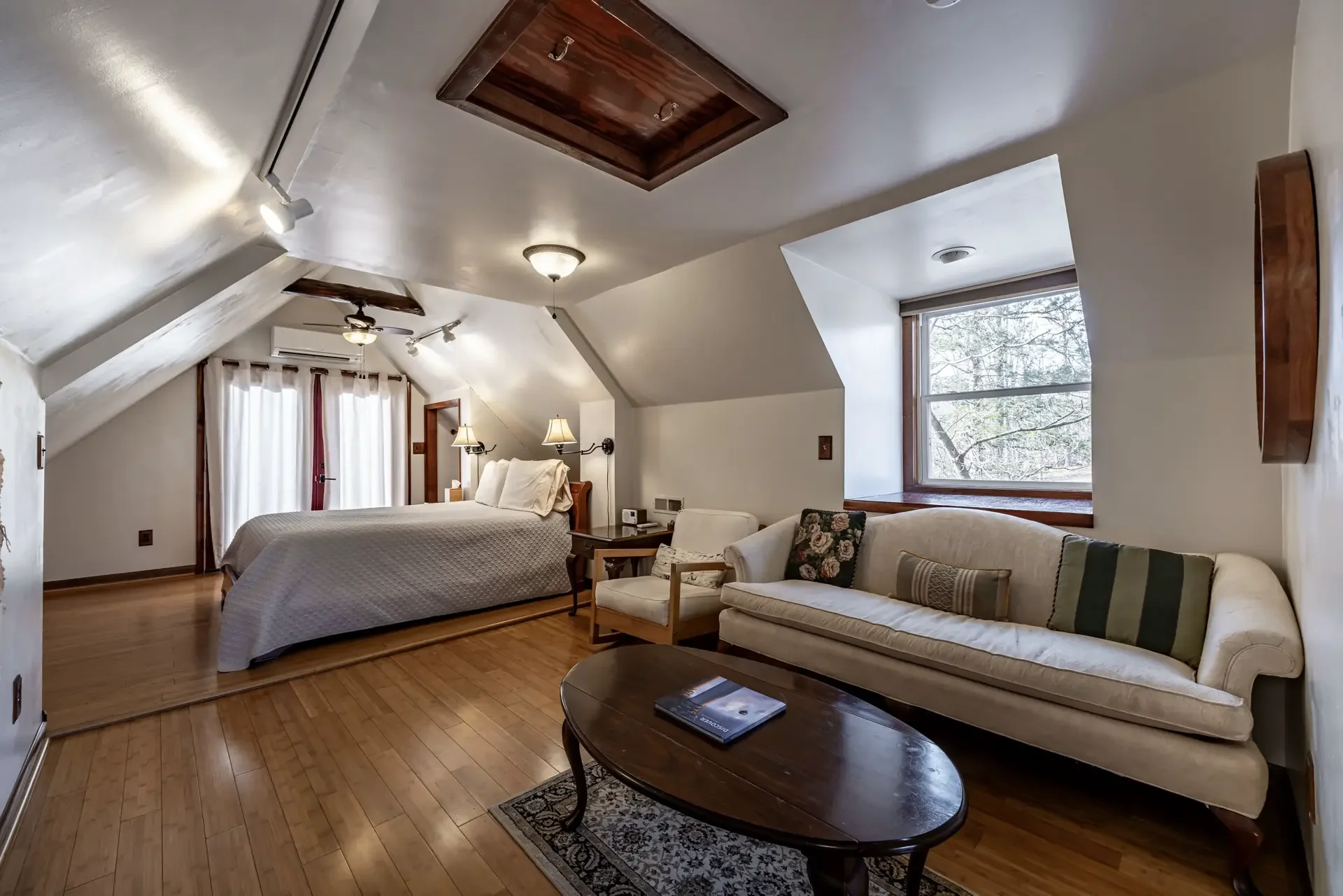 Balcony Suite - Image 1