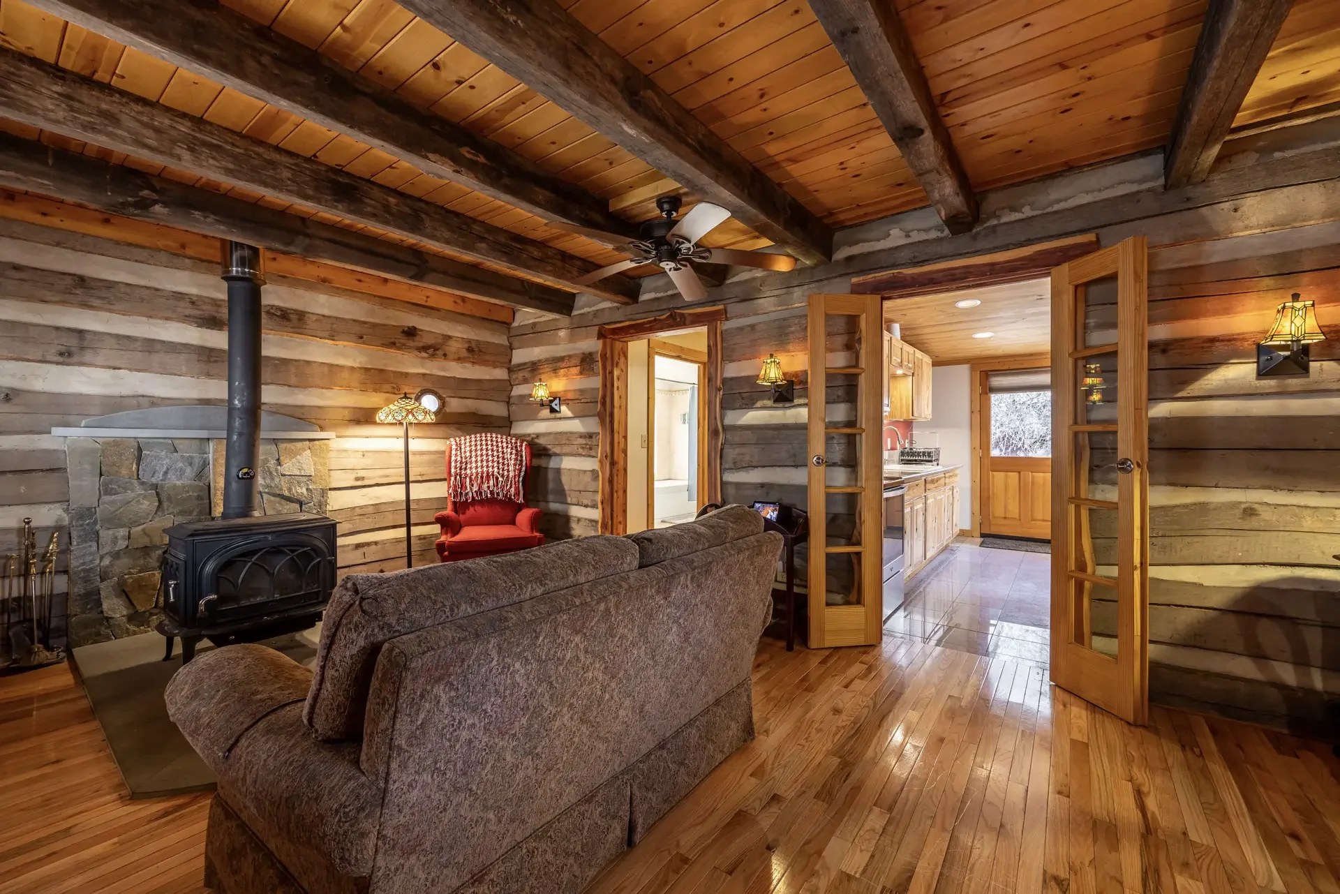 Log Cabin on the River - Image 22