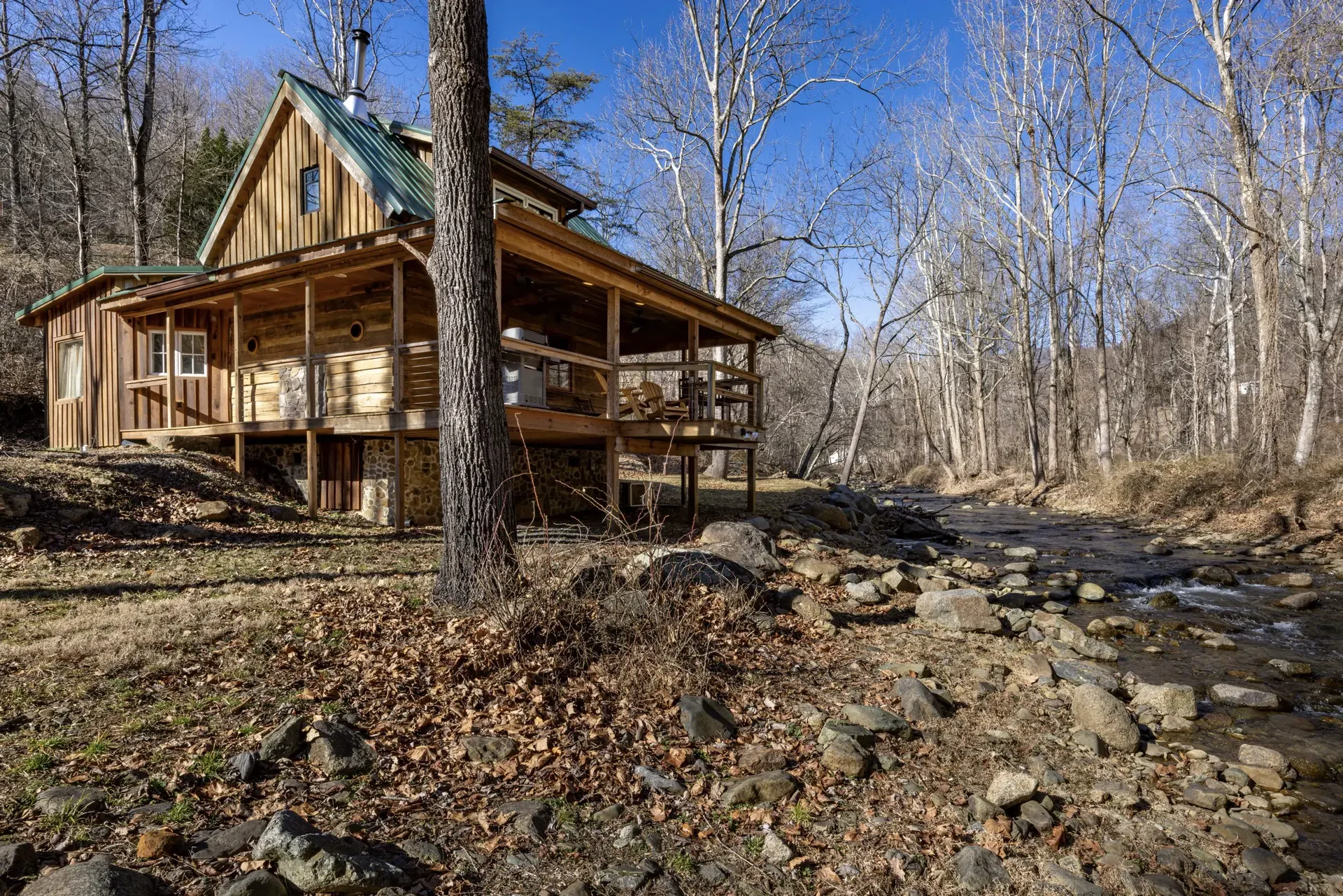 Log Cabin on the River - Image 31